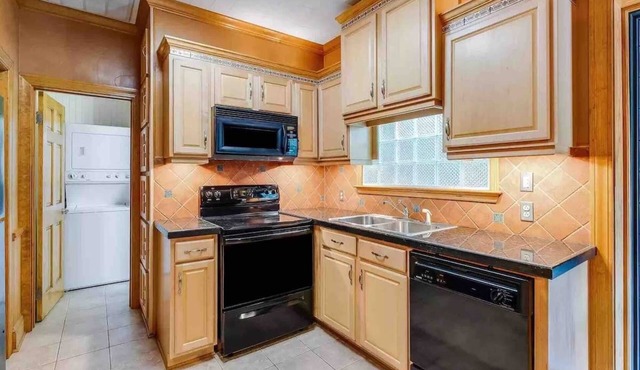 Entire Unit Relaxing 2 Bedroom Suite FAST WIFI
