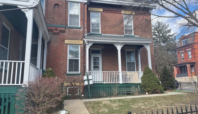 Entire unit - Unique, Adorable 3-bedroom house with AC in welcoming Cincinnati
