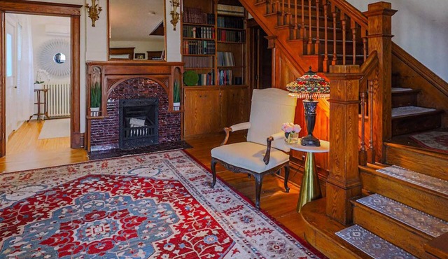 Entire Victorian House, Large Yard, Fire Pit, Walk to Lake, Patio, Yard Games