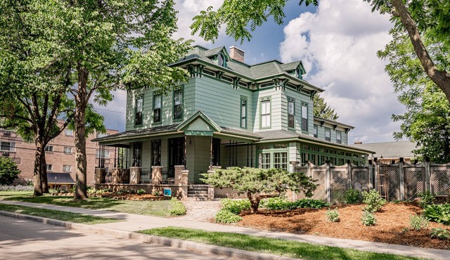 Entire Victorian Mansion - Near Main St & Farmer’s Mkt - Sleeps12