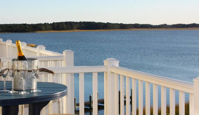 Entire Villa with Gorgeous Bay Views and 5 minute Walk to the Beach