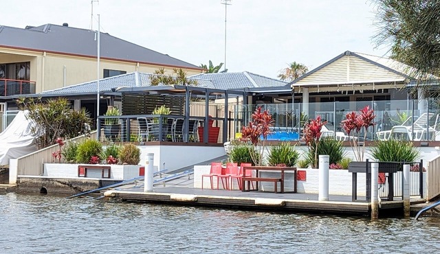 Entire Waterfront Home, Fishing Wharf & Private Pool