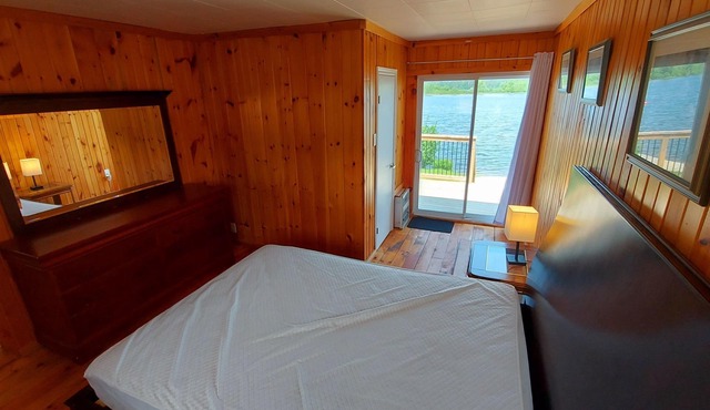 Entire Waterfront Resort - 3 Suites, 2 beaches, 2 docks, Sleeps up to 16