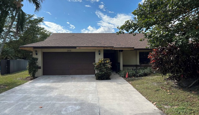 Entire Waterfront Roomy 3/2 Huge Backyard Home Great for Family or Working group