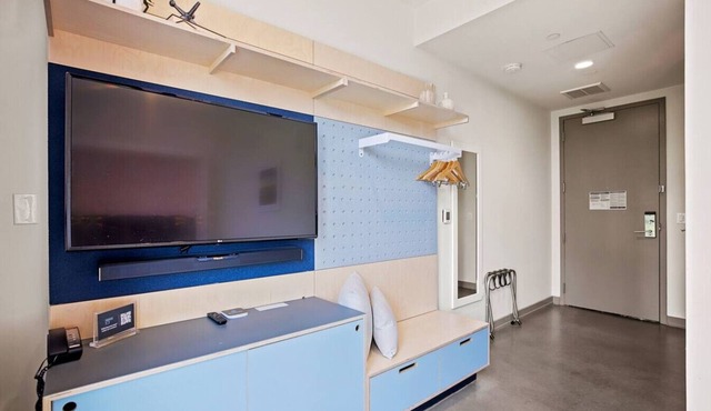 Entire Wing - 5 BDRM 5 BATH - Boutique Stay