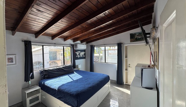 Entire3-bedroom house with huge kitchen, WiFi, AC, great for entertaining