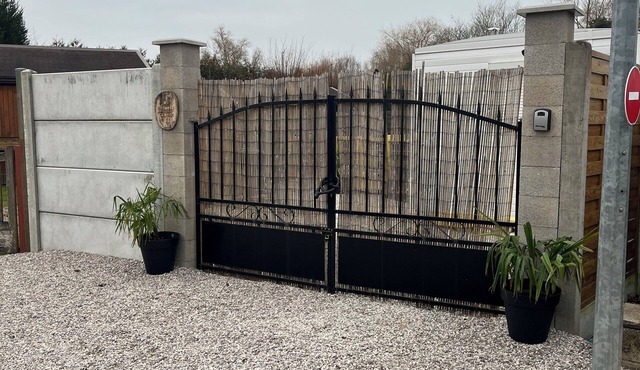 Entirely private lot 500 meters from the lakes!