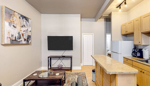 Entirely updated, dog-friendly apartment in West Seattle, walk to Lincoln Park