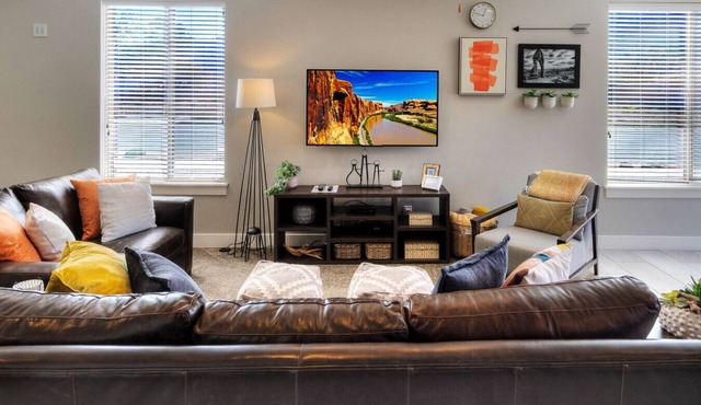 Entrada 417 | 3BR Luxury Townhome, Pool, Hot Tub, Garage