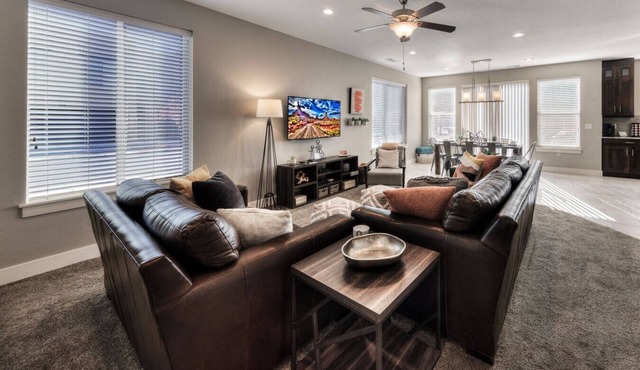 Entrada 611 | 4BR Luxury Townhome, Pool, Hot Tub, Garage