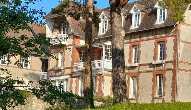 Entre Honfleur et Deauville, Face à la Mer, Dans une Bâtisse Normande