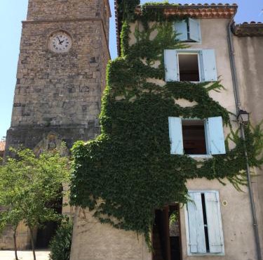 Entre l'église et la place