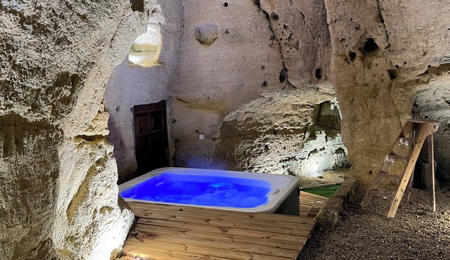 Entre Nous "Au Troglo" Troglodyte house with jacuzzi