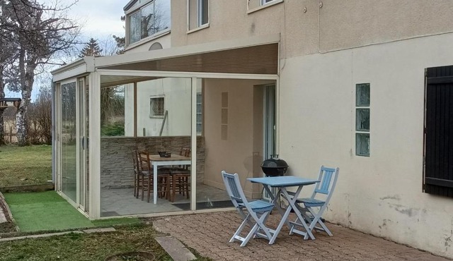 Entre Puy-de-Dôme et Corrèze Appartement pour 4 personnes avec terrasse et jardin