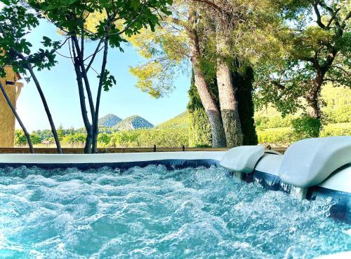 Entre vignes et horizon Appartement avec jacuzzi privatif et piscine commune chauffée