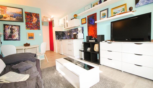 Entre ville et campagne beau studio avec son jardin