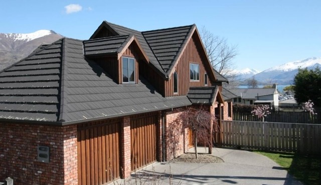 Enviable downtown Wanaka location. Room for up to 9 guests