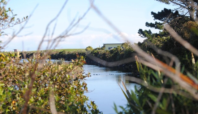 Enviable Location with True Comfort - Hoki Boatshed Holiday Accommodation