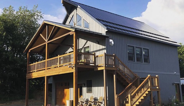 Envisage Retreat: Cozy 2nd-Floor 'Coach House' Lodge for Serenity & Rejuvenation