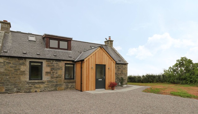 ENZIE STATION COTTAGE, pet friendly, with open fire in Buckie