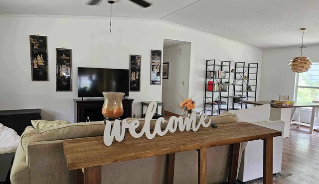 Enzo's Retreat. 6 minutes to Ichetucknee Springs! Family friendly