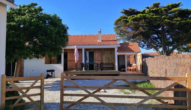 Eole 2, family home with sea view