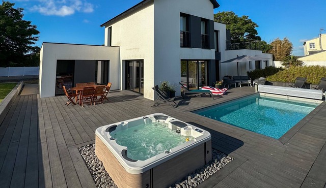 EOR GLAS - Villa with pool and spa near the sea