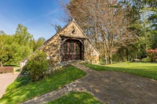 Epicéas, piscine, tennis, lac