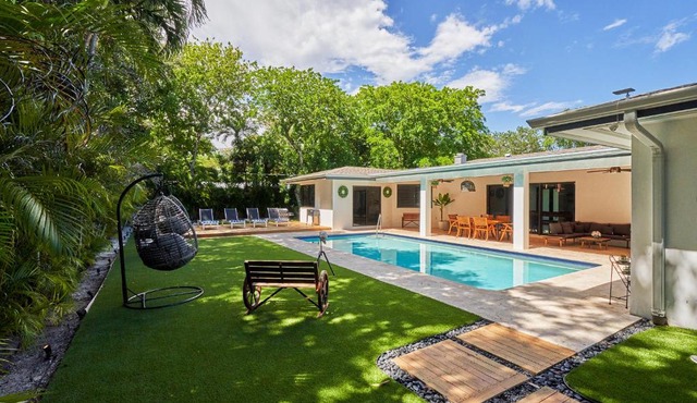 Epic 5BR House, Pool & Mini Golf & Pond & Terrace