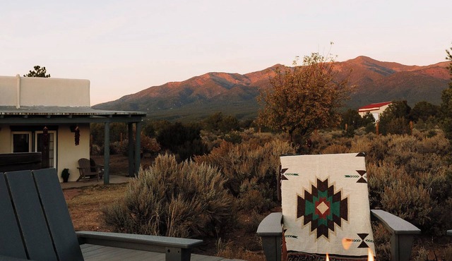 Epic Adobe 360° Mountain Views, Hot Tub, 15min to Ski Valley