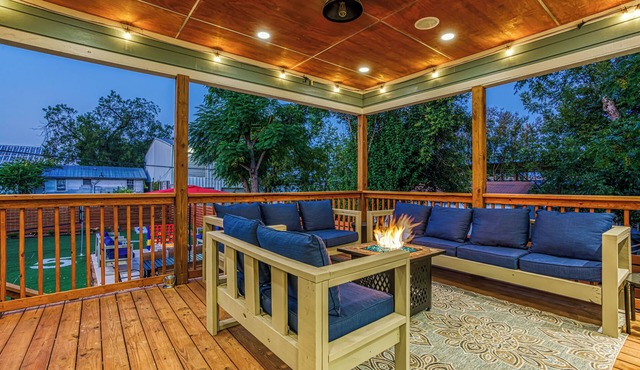 EPIC Backyard-Hot Tub-Near DWTN -Games-Sleeps 16 - New Listing!