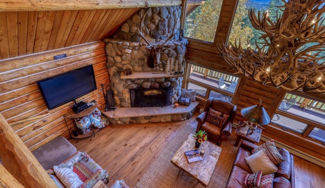 Epic Cabin on 5 Acres, Hot Tub, Fireplace, Wildlife, 5 Mins to Town!