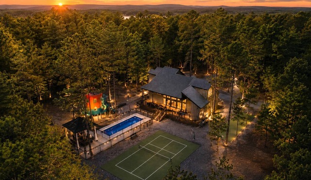 EPIC | Court,Creek+Pool+Court+Playhouse Sleeps 21
