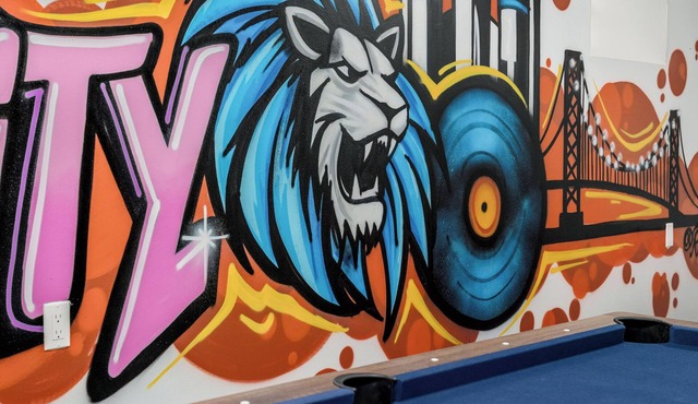 Epic Family Getaway Hot Tub + Mural Game Room