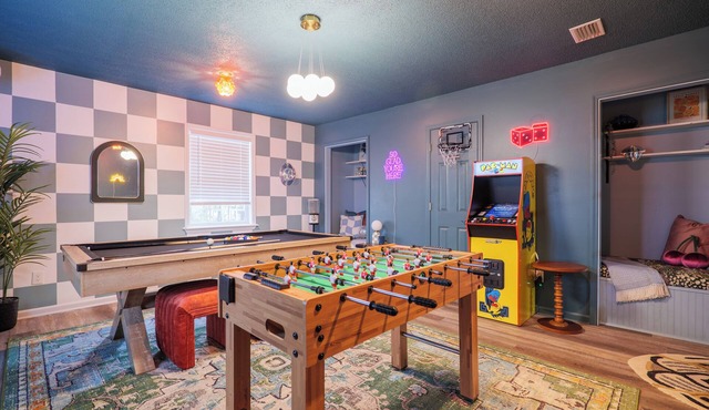 Epic Game Room Hangout with Grill, King Beds & 5 TVs