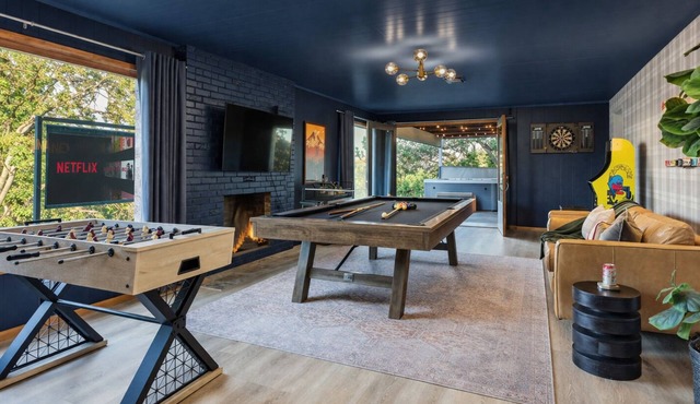 Epic Game Room, Outdoor Movie Night, Hot Tub, Fire Pit