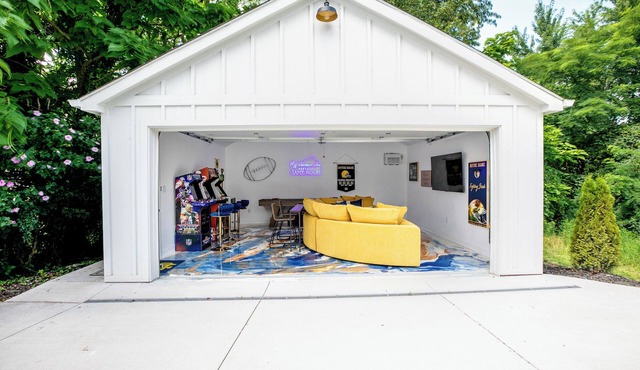 Epic Game Room with arcade games and Hot Tub Hypedome! Just 1 Mile to Notre Dame