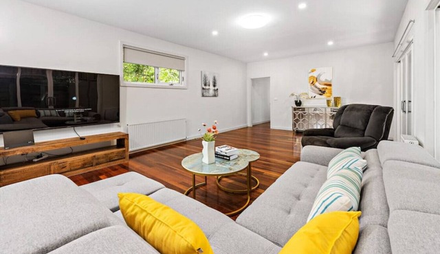 Epic Grand Villa in Canterbury 7 BR Big Group