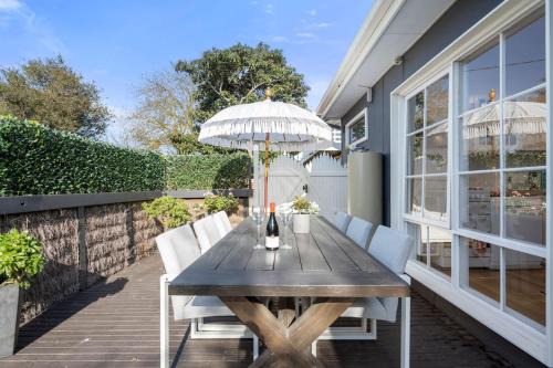 Epic Group Escape - 900m Walk to Beach!