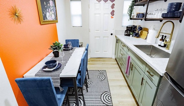 Epic Group Haven: 5 Suites, Sleeps 34, Near Strip