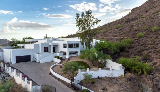 Epic Group House Heated Pool/Hot Tub/Putting Green