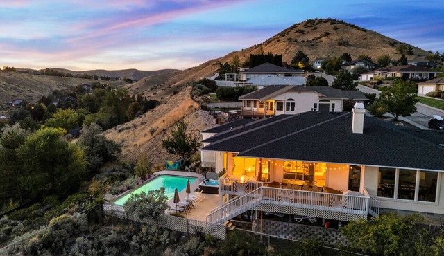 Epic Hillside Retreat Htd Pool HotTub Golf & Sauna