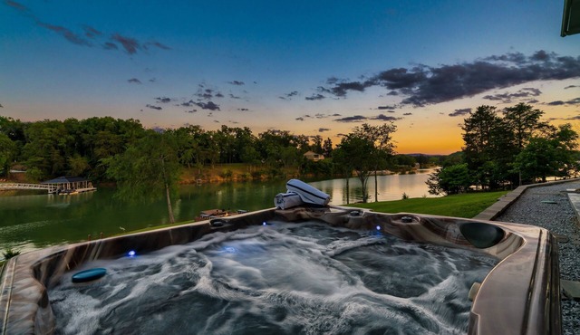 Epic Lakehouse! Mountain Views! Kayaks! Arcade! Hot Tub! Dock! Paddle Boards!