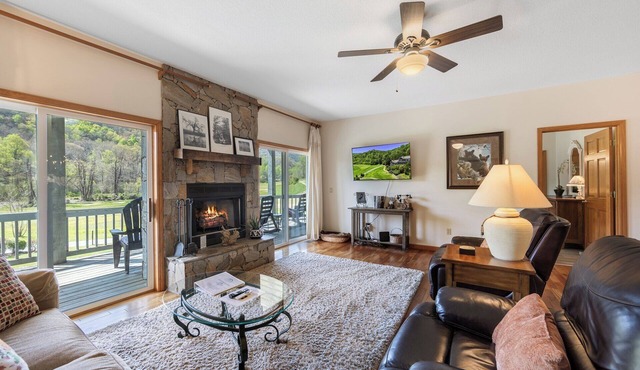 Epic Mountain & Golf Views! Huge deck! Washer & Dryer! Full Kitchen! Amenities!