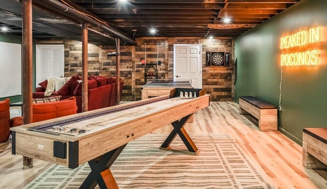 Epic Poconos Pad - Pool - Hot Tub - Gym - Golf Sim