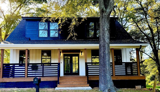 Epic Retreat at Mystic Falls-5 bd 3.5 BA-1 Mile from the Square & Clocktower