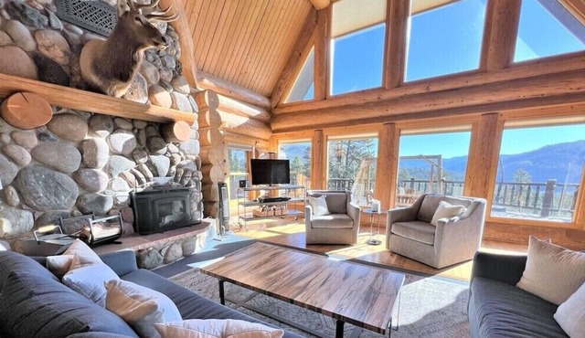 Epic Retreat on 37 acres with Mountain Views, Private Hot Tub, Pet Friendly