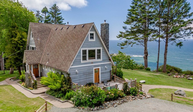 Epic view on ocean bluff, pickleball, park-like yard, fast WiFi, Craftsman home