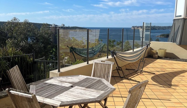 Epic views from large terrace & living rooms of quiet 2 bed Fairlight apartment