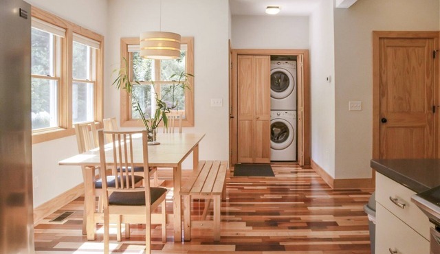 Epic Views! Immaculate Modern Cabin Just 10 Min. From Downtown!